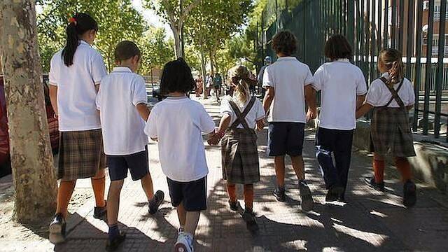 Niños acudiendo a la escuela.