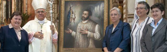 El obispo Demetrio de Córdoba y las religiosas que mantienen el carisma del padre Cosme con niñas pobres