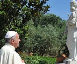 El Papa Francisco con una estatua de San José con el Niño