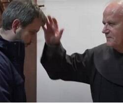 El padre Jozo, párroco de Medjugorje durante las supuestas apariciones, con el periodista y cineasta Jesús García