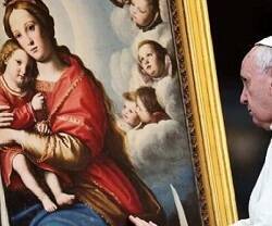 El Papa Francisco medita ante un cuadro de la Virgen con el Niño