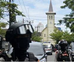 La catedral de Makasar y vigilancia policial tras el atentado de Domingo de Ramos