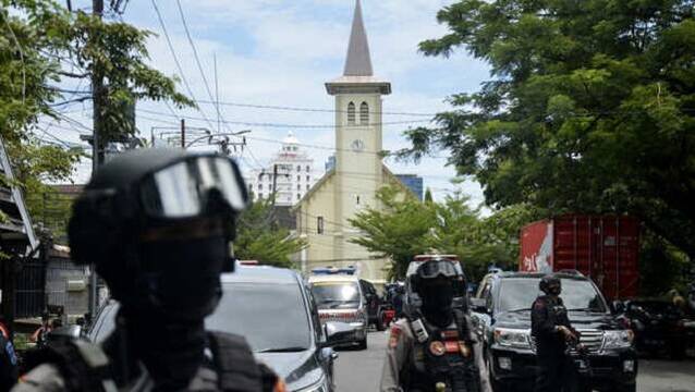 La catedral de Makasar y vigilancia policial tras el atentado de Domingo de Ramos
