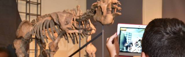 Niños con tablet con el megaterio del Museo Nacional de Ciencias Naturales...