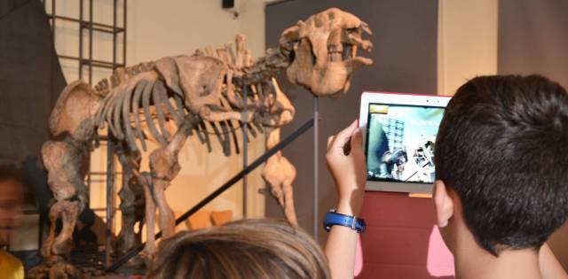 Niños con tablet con el megaterio del Museo Nacional de Ciencias Naturales...