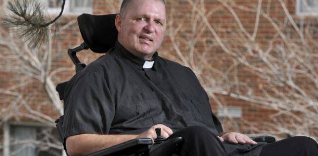 El sacerdote discapacitado Stuart Long, en su silla de ruedas.