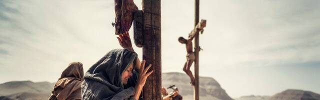 María (Greta Scacchi) llora a los pies de Jesús en la cruz (Juan Pablo di Pace). 