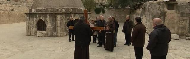 Unos franciscanos acompañan a unos peregrinos por Jerusalén