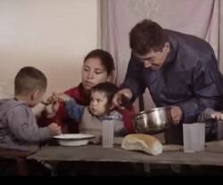 Una familia pobre con 3 hijos reparte sopa