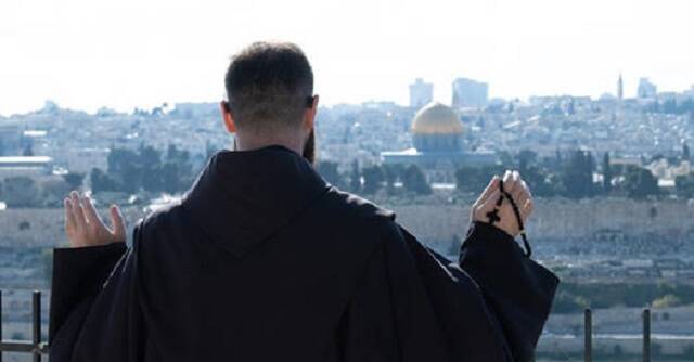 Un franciscano reza con su Rosario sobre Jerusalén