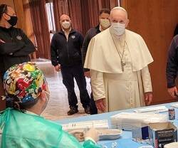 El Papa Francisco visita las instalaciones para vacunar en el atrio del Aula Pablo VI