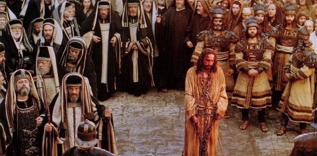 Los escribas y los Sumos Sacerdotes llevan a Cristo ante Pilatos, en la película de Mel Gibson