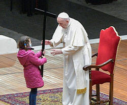 El Papa Francisco recibe la cruz durante el Via Crucis del Viernes Santo