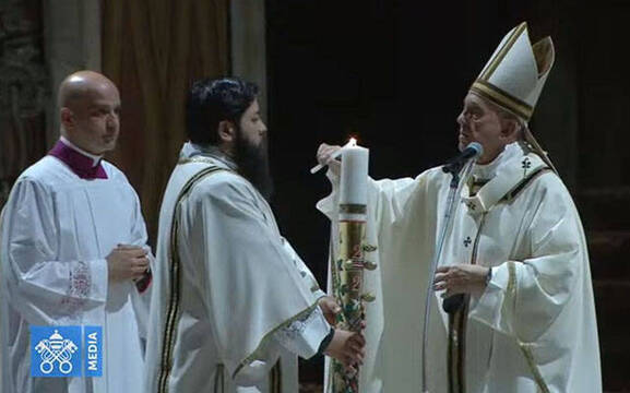 El Papa Francisco enciende su cirio durante la Vigilia Pascual