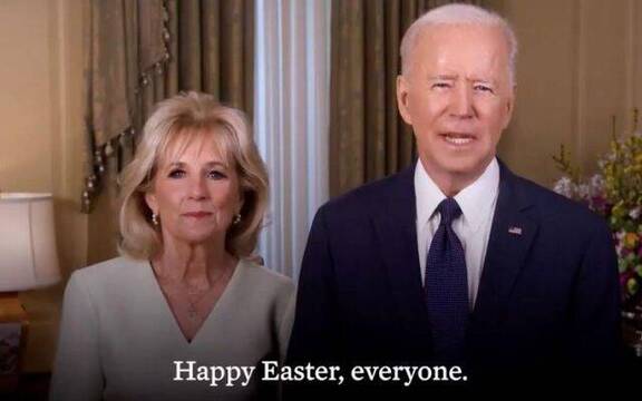 Joe y Jill Biden felicitan la Pascua cristiana en un videomensaje que menciona al Papa Francisco