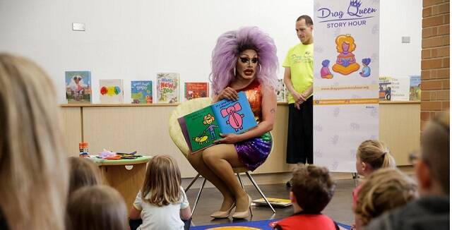 Hora de cuentos con drag queen y temática LGTB para niños en EEUU