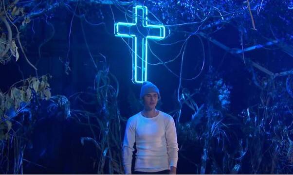 Justin Bieber en un concierto televisivo en 2020 con una cruz