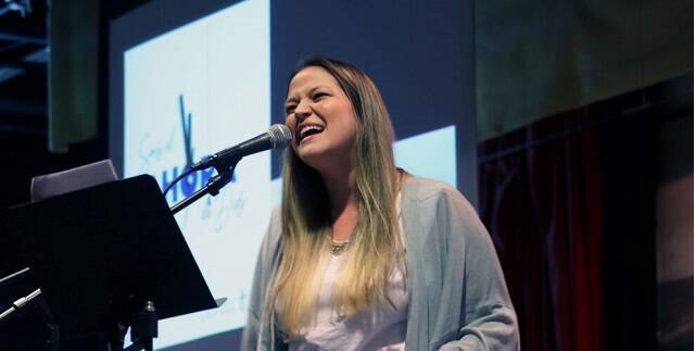 Mariana Valongo canta en la presentación de Sois el Ahora de Dios en Madrid