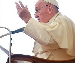 El Papa Francisco habla sentado