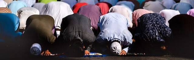 Musulmanes rezando en la calle.