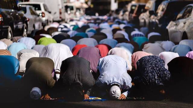 Musulmanes rezando en la calle.