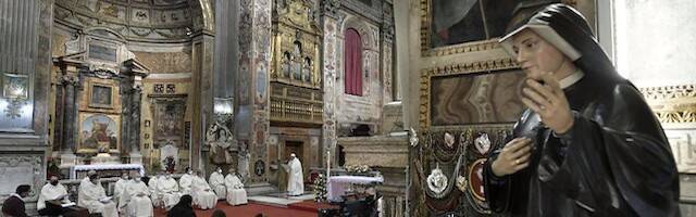 El Papa y una imagen de Santa Faustina.