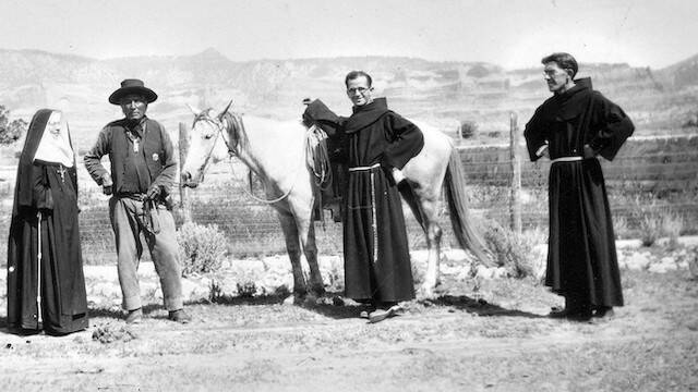 Santa Katharine Drexel, junto a indios navajos y religiosos franciscanos.