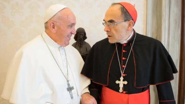 El Papa Francisco junto al cardenal y ex Arzobispo de Lyon Philippe Barbarin.