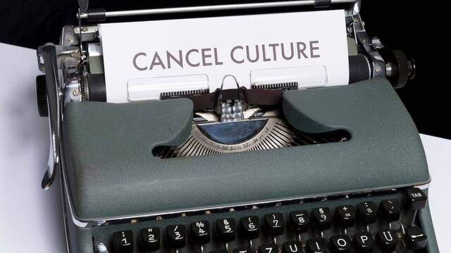 Máquina de escribir con un pppel de Cancel Culture.