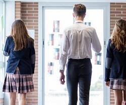 Adolescentes con uniforme en colegio