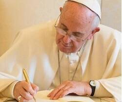 El Papa Francisco escribiendo con un bolígrafo dorado