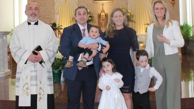 Antonio Salinas y Claire Telford con sus hijos Conan y Roman en el bautismo de Shannon.