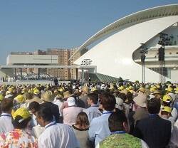 Una multitud en el Encuentro Mundial de las Familias de Valencia en 2006 con Benedicto XVI