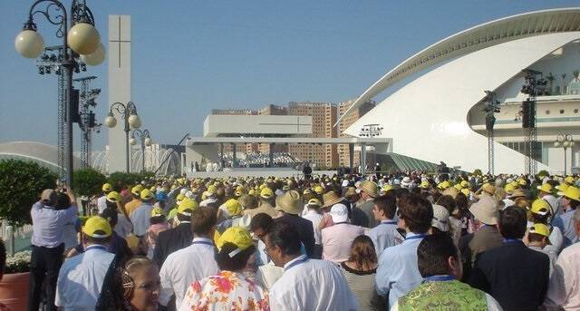 Una multitud en el Encuentro Mundial de las Familias de Valencia en 2006 con Benedicto XVI