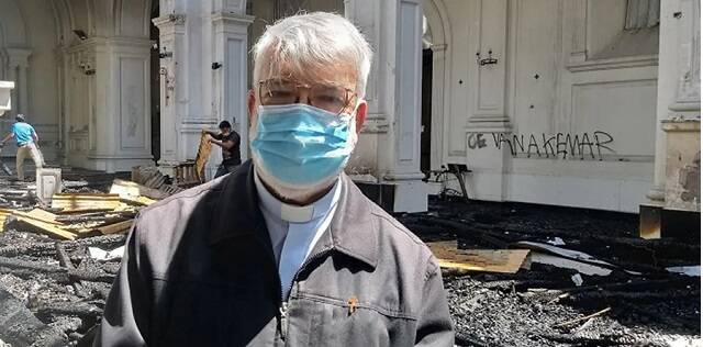 Pedro Narbona, párroco de dos iglesias atacadas en Chile, premiado por su llamamiento al perdón, la reconstrucción y la resistencia