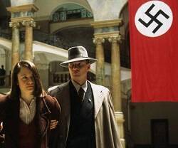 La policía nazi con Sophie Scholl, en la película de 2005