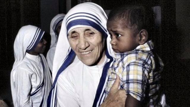 Madre Teresa de Calcuta, con un niño en brazos.