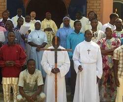 Seminaristas con el equipo formador de la diócesis de Parakou