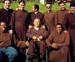 El padre Defina, en silla de ruedas, con religiosos y novicios salvistas