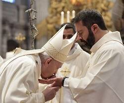 El Papa Francisco besa las manos de un nuevo sacerdote en el Domingo del Buen Pastor de 2021