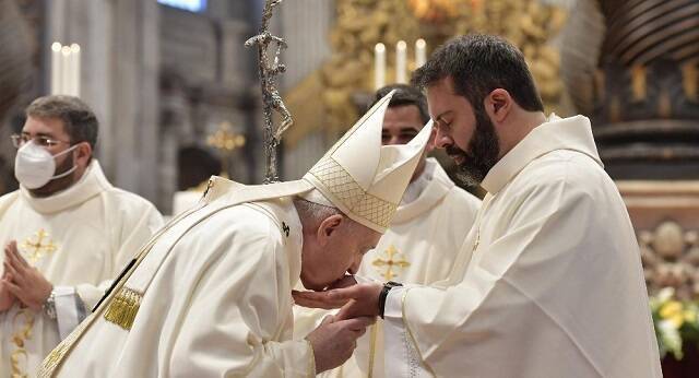 El Papa Francisco besa las manos de un nuevo sacerdote en el Domingo del Buen Pastor de 2021