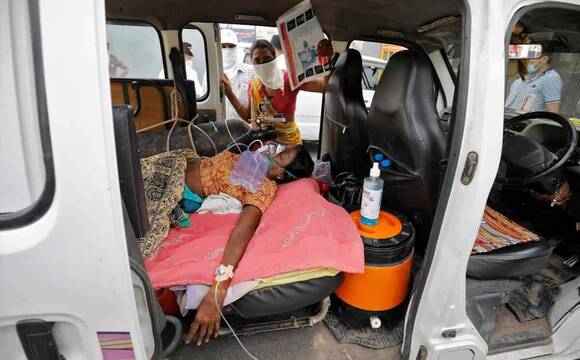 Mujer enferma de Covid 19 en India