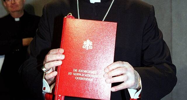 La nueva guía y ritual de exorcismos de 1999 en manos del cardenal Medina Estévez