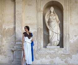 Una actriz vestida de romana en la Casa Pilatos de Sevilla