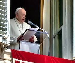 El Papa reza el Regina Coeli.