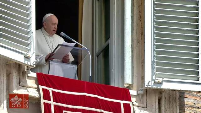 El Papa reza el Regina Coeli.