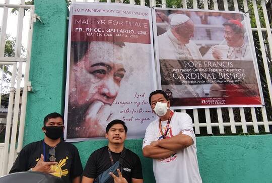 Devotos del padre Rhoel Gallardo en una parroquia claretiana de Filipinas