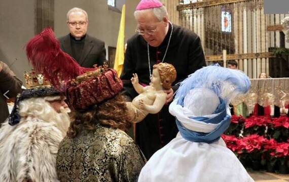 El obispo Reig Pla presenta el Niño Jesús a los Reyes Magos en una fiesta familiar en Alcalá