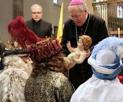 El obispo Reig Pla presenta el Niño Jesús a los Reyes Magos