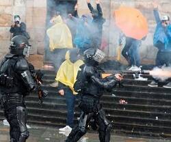 Policías y manifestantes -o alborotadores- en las protestas de Colombia - foto EFE